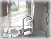 Bad mit Dusche und WC